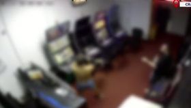 VIDEO Bărbat din Craiova distruge aparate de joc după ce a pierdut 3000 de lei la păcănele